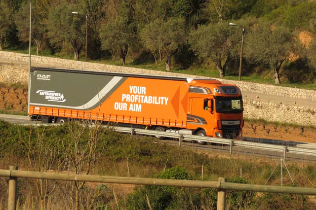 Los diseñadores de DAF han logrado en la tractora XF Low Deck ofrecer más de 1.000 litros de capacidad en sus depósitos.
